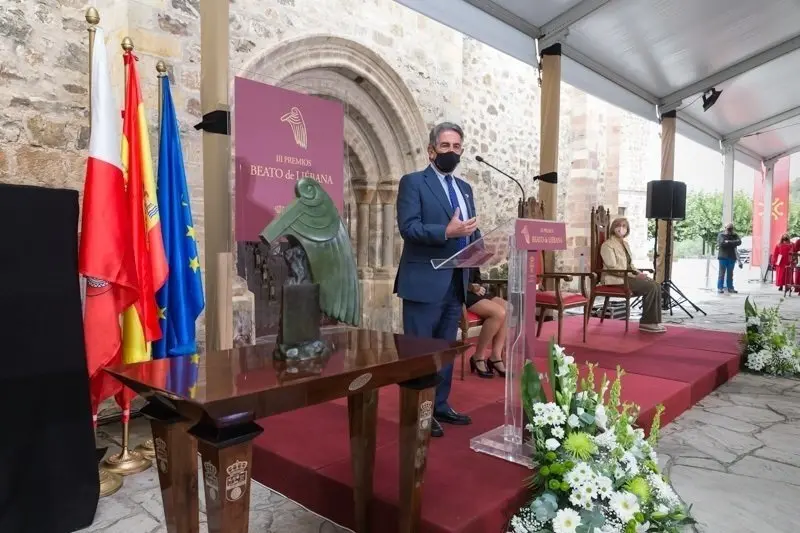 11:30 horas. Explanada de acceso al Monasterio de Santo Toribio de Li&eacute;bana. El presidente de Cantabria, Miguel &Aacute;ngel Revilla, acompa&ntilde;ado por los consejeros de Presidencia, Interior, Justicia y Acci&oacute;n Exterior, Paula Fern&aacute;ndez; de Educaci&oacute;n, Formaci&oacute;n Profesional y Turismo, Marina Lomb&oacute;; de Sanidad, Miguel Rodr&iacute;guez, y de Empleo y Pol&iacute;ticas Sociales, Ana Bel&eacute;n &Aacute;lvarez, preside el acto de entrega del Premio Beato de Li&eacute;bana del Entendimiento y la Convivencia para el a&ntilde;o 2020 al personal de los centros sanitarios y de los centros residenciales para personas mayores y con discapacidad de la Comunidad Aut&oacute;noma. 24 de septiembre de 2020 &copy; Ra&uacute;l Lucio
