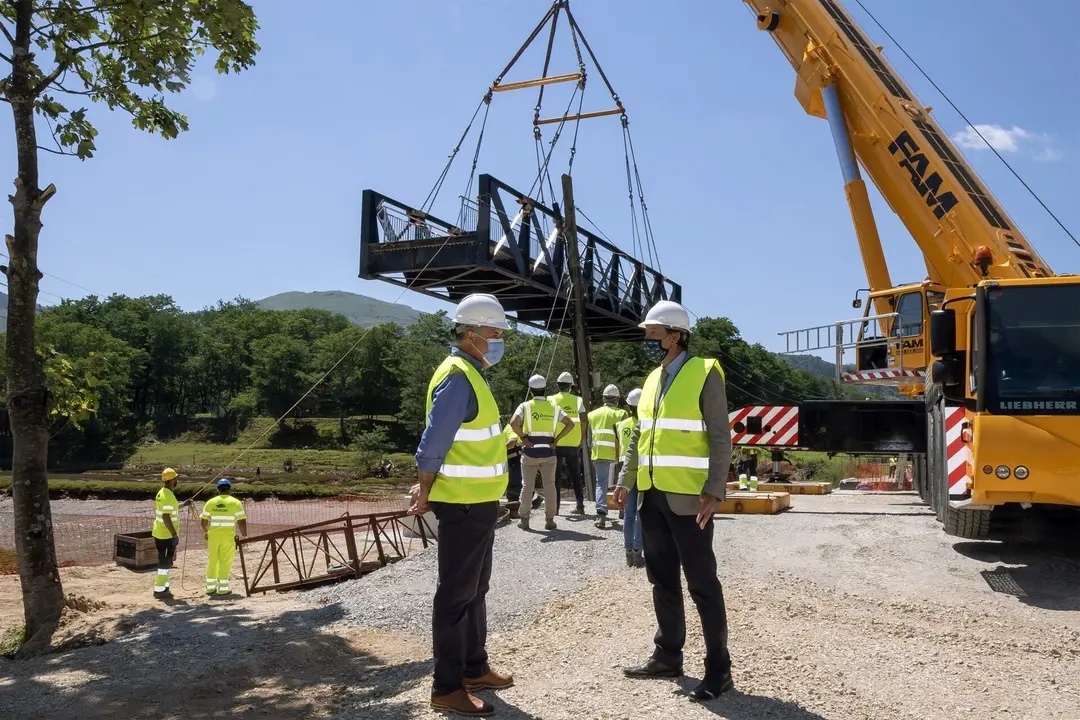 El consejero de Obras P&uacute;blicas, Ordenaci&oacute;n del Territorio y Urbanismo, Jos&eacute; Luis Gochicoa, supervisa las obras realizadas en el puente de Sol&iacute;a (carril bici).