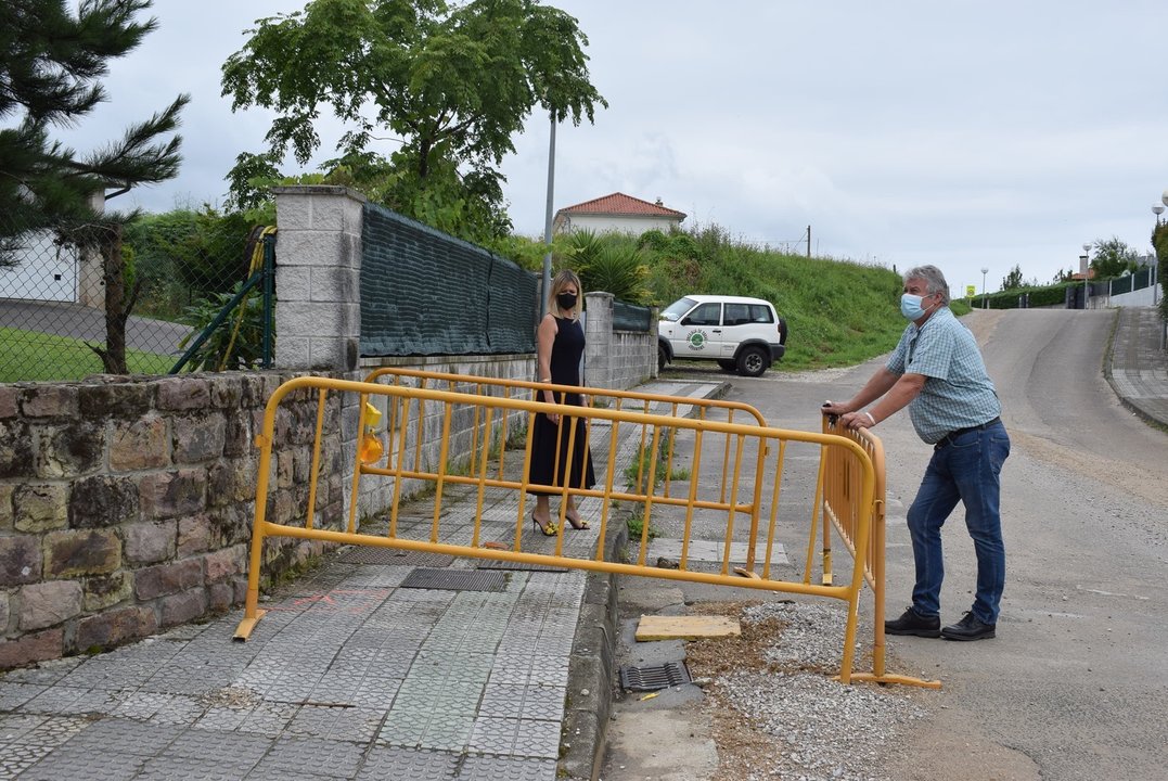 La alcaldesa de Piélagos, Verónica Samperio, y el concejal de Obras, Antonio Gómez, visitan las obras de la nueva red de saneamiento de La Tejera, en Boo