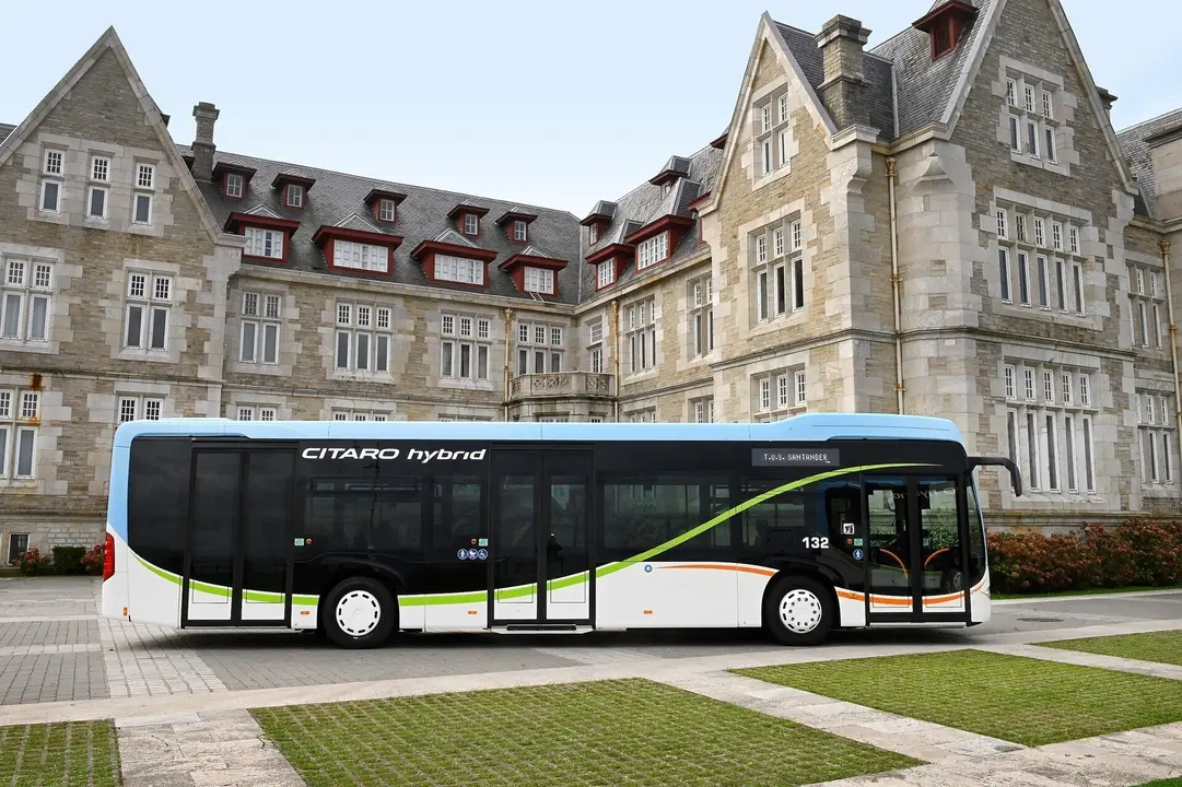 Archivo - Autob&uacute;s h&iacute;brido TUS