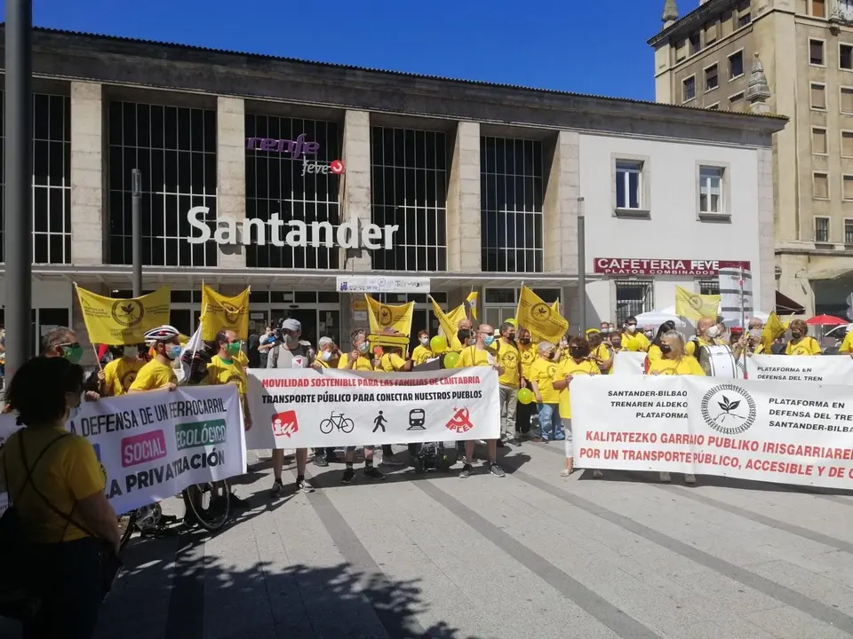 Imagen de la concentraci&oacute;n de la Plataforma en Defensa del Tren Santander-Bilbao y de Cantabria por lo P&uacute;blico para pedir la recuperaci&oacute;n de frecuencias en la l&iacute;nea