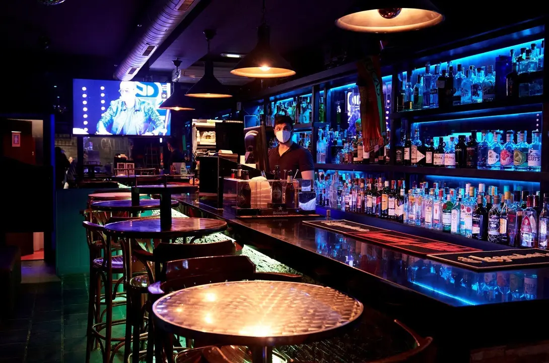 Un camarero en un local de ocio nocturno.- Archivo