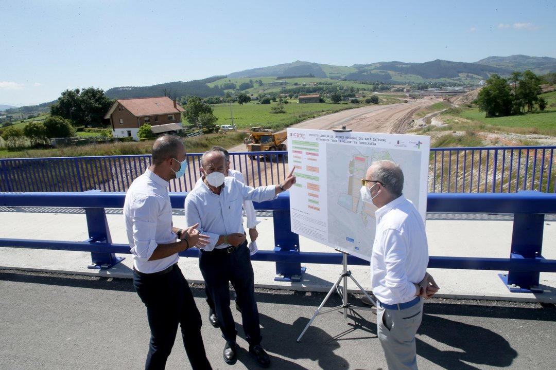 El consejero de Industria, Javier López Marcano; el alcalde de Torrelavega, Javier López Estrada, y el director de SICAN, Antonio Bocanegra, visita los terrenos del futuro polígono industrial de La Hilera.