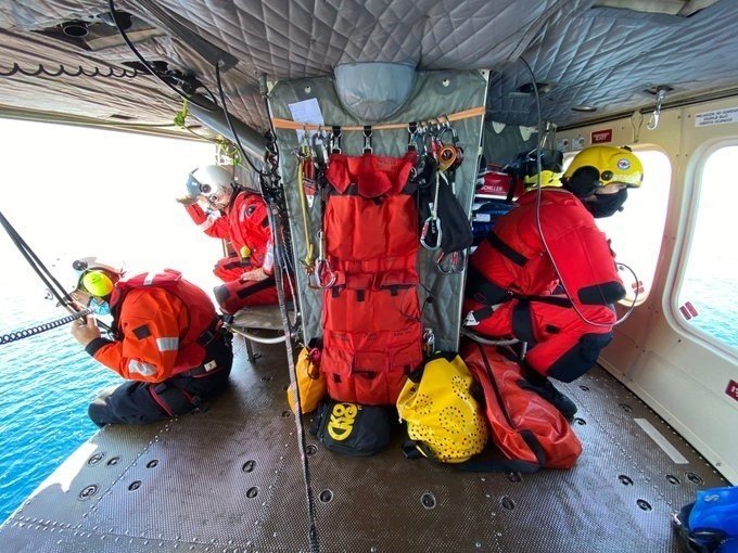 Labores búsqueda tripulante del 'Maremi' desaparecido al volcar la embarcación santoñesa al norte de Cabo Mayor
