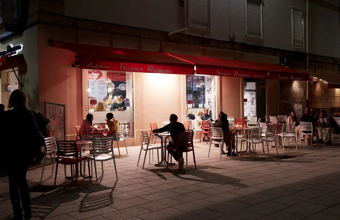 Varias personas en una terraza de Santander, antes de su cierre 