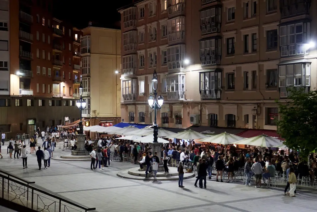 Ambiente en una calle de bares de Santander, antes de su cierre