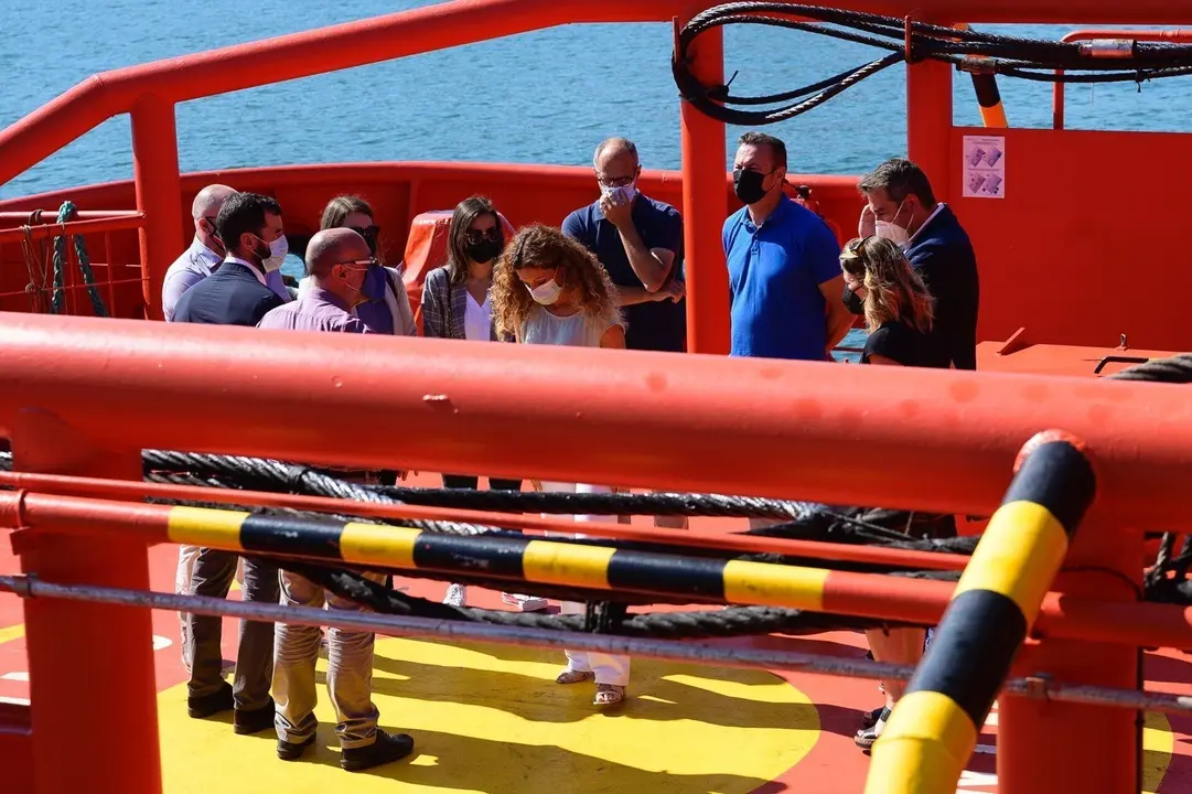 Autoridades se re&uacute;nen en el buque 'Mar&iacute;a de Maetzu' de Salvamento Mar&iacute;timo con familiares del tripulante del 'Maremi' desaparecido al volcar este pesquero santo&ntilde;&eacute;s al norte de Cabo Mayor y hundirse despu&eacute;s