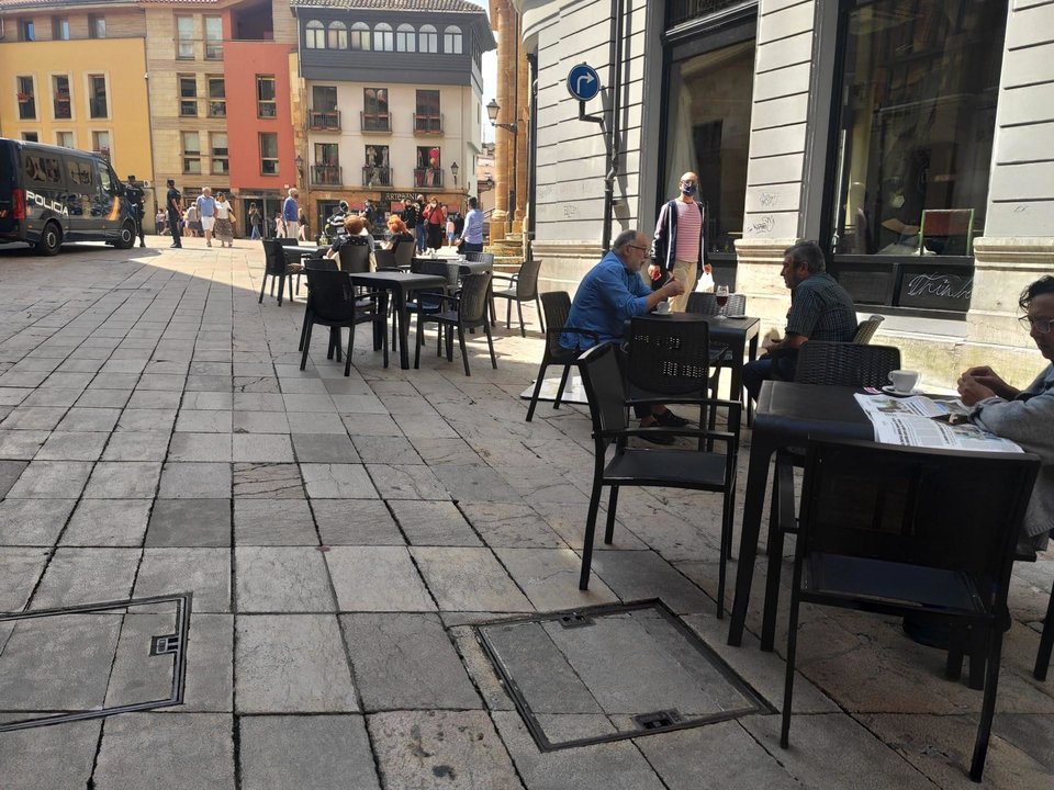 Personas con mascarilla en las calles de Oviedo y terrazas de hostelería.