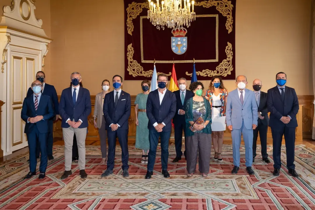 E presidente da Xunta, Alberto N&uacute;&ntilde;ez Feij&oacute;o, y el conselleiro de Presidencia, Xustiza e Turismo, Alfonso Rueda, en un encuentro con consejeros de Turismo de otras seis comunidades aut&oacute;nomas, entre ellos la consejera asturiana Berta Pi&ntilde;&aacute;n