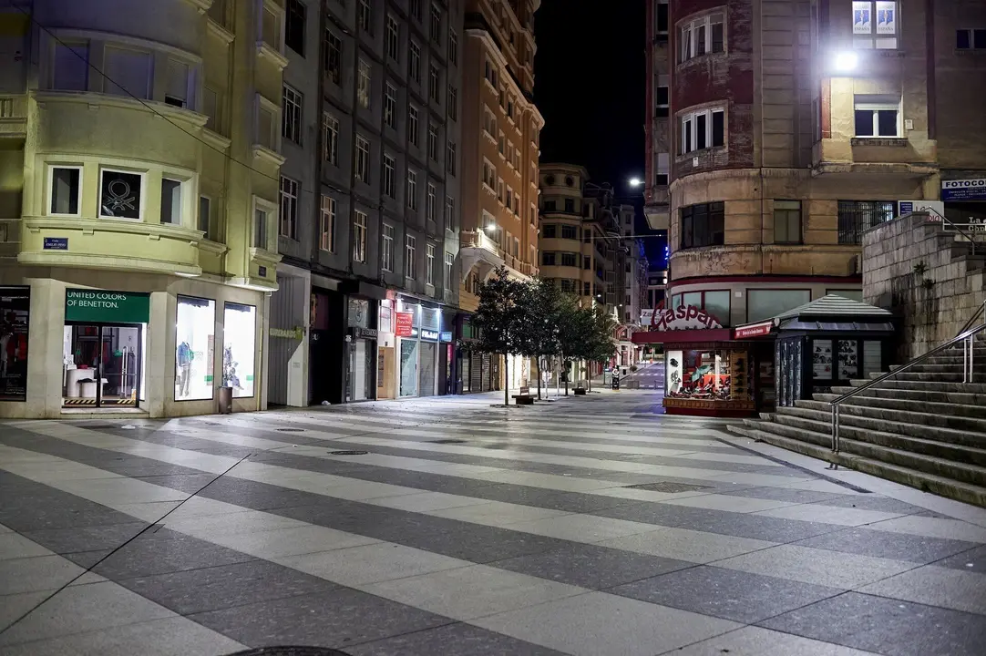 Archivo - Calle Lealtad minutos antes de la segunda noche de toque de queda, en Santander, Cantabria (Espa&ntilde;a).- Archivo