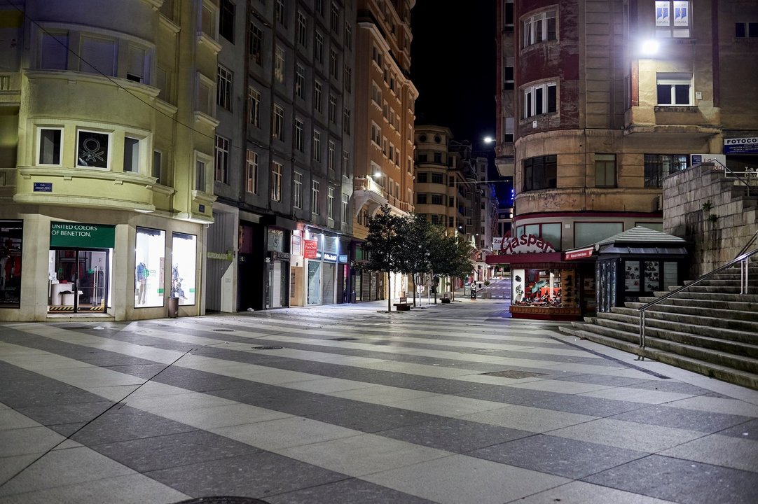 Archivo - Calle Lealtad minutos antes de la segunda noche de toque de queda, en Santander, Cantabria (España).- Archivo