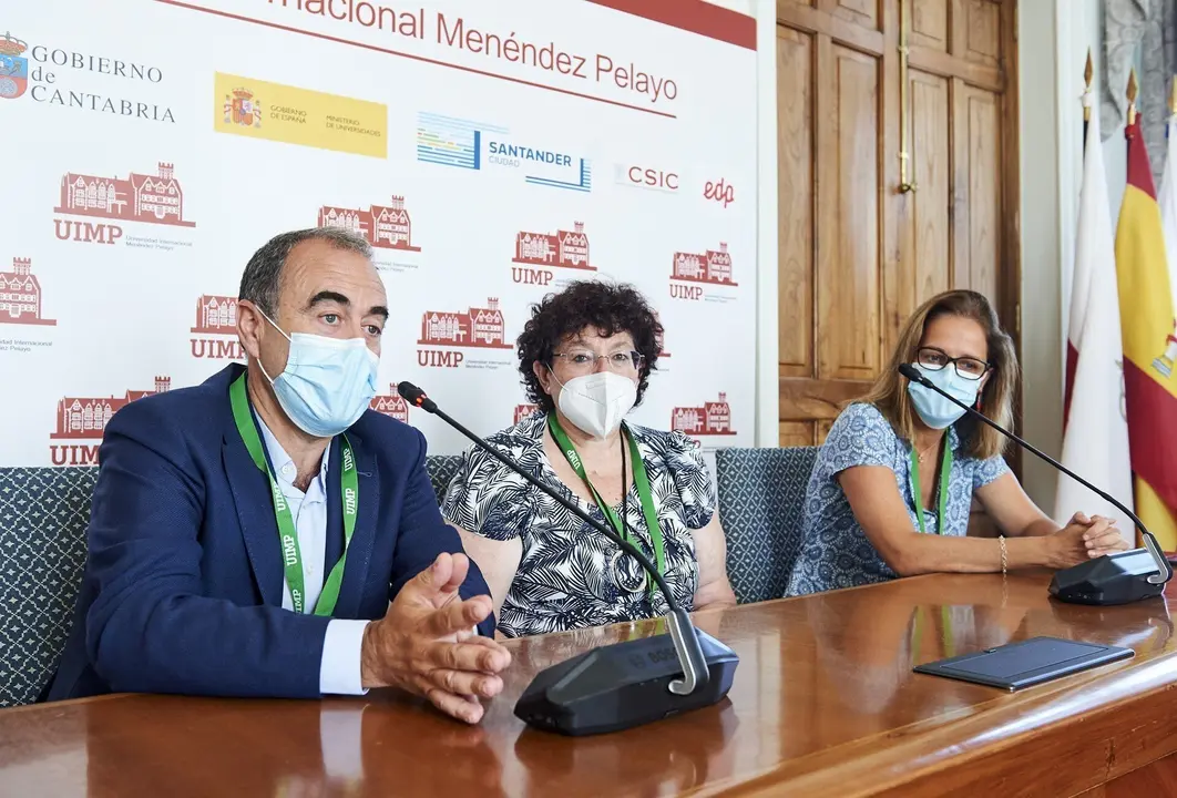 &Aacute;frica Gonz&aacute;lez, catedr&aacute;tica de Inmunolog&iacute;a; Marcos L&oacute;pez Hoyos, presidente de la SEI, jefe de Inmunolog&iacute;a de Valdecilla y director del IDIVAL; y Carmen C&aacute;mara, secretaria de la SEI y especialista en Inmunolog&iacute;a del Hospital La Paz, en la rueda de prensa.