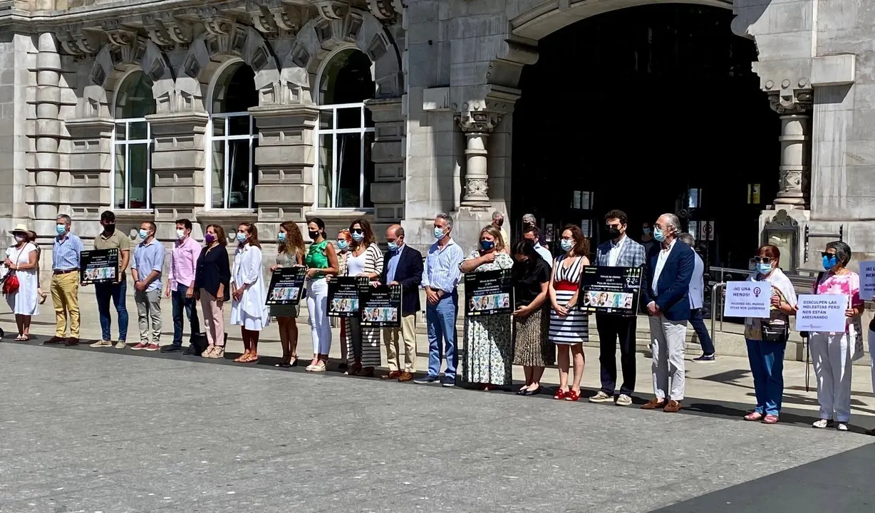 Minuto de silencio por las mujeres asesinadas.