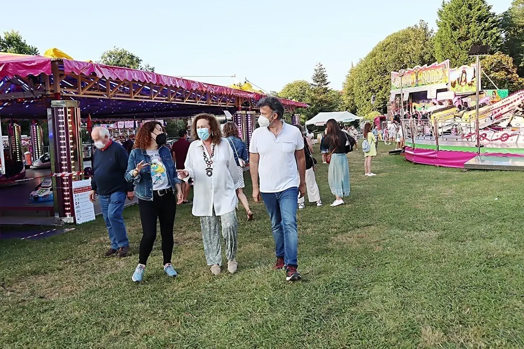 La alcaldesa de Comillas, Teresa Noceda (centro), recorre el recinto de las atracciones en las Fiestas del Cristo