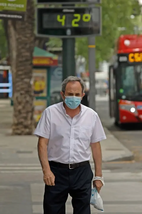 Un anciano pasea con mascarilla junto a un term&oacute;metro que marca 42&ordm; durante un d&iacute;a de alerta roja por altas temperaturas, a 12 de julio de 2021, en la ciudad de Murcia, Murcia (Espa&ntilde;a). Las provincias de Alicante, Valencia y Murcia tienen este lunes aviso
