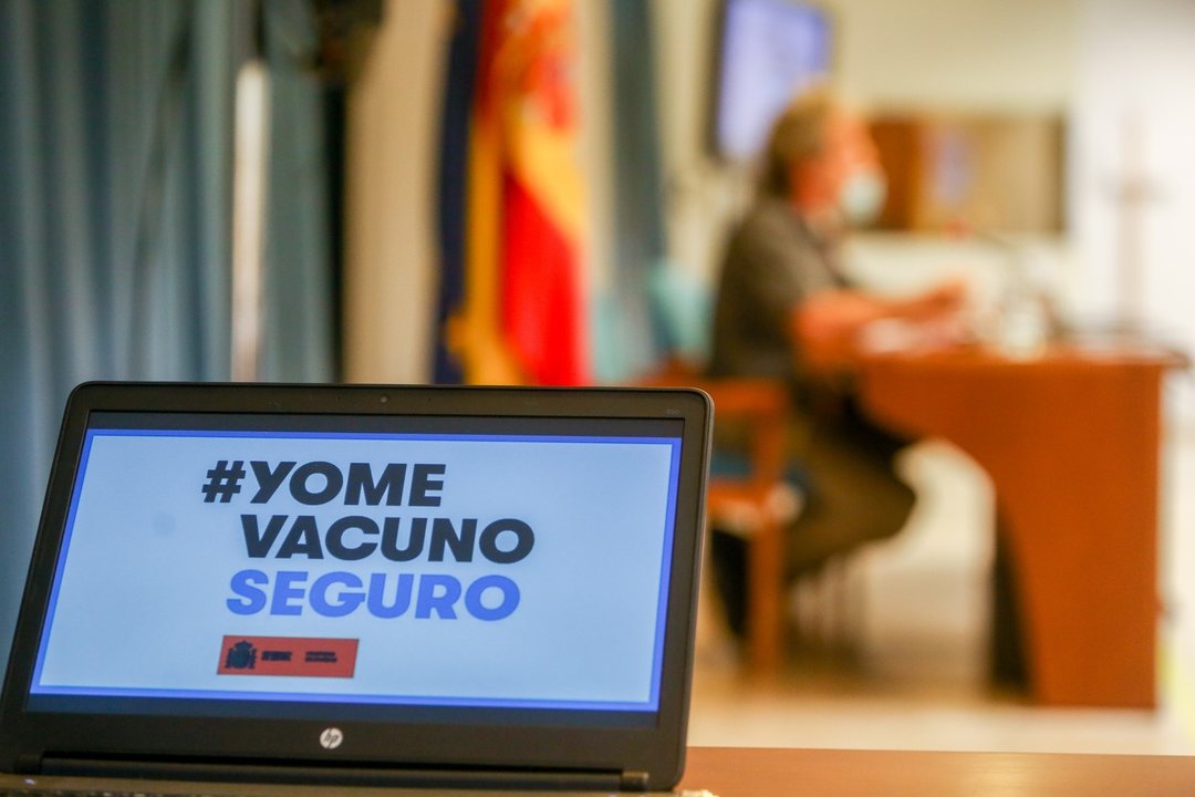 Una pantalla en la que se lee: `Yo me vacuno seguro´, en una rueda de prensa para informar sobre la pandemia de Covid-19, a 12 de julio de 2021, en el Ministerio de Sanidad, Madrid, (España).