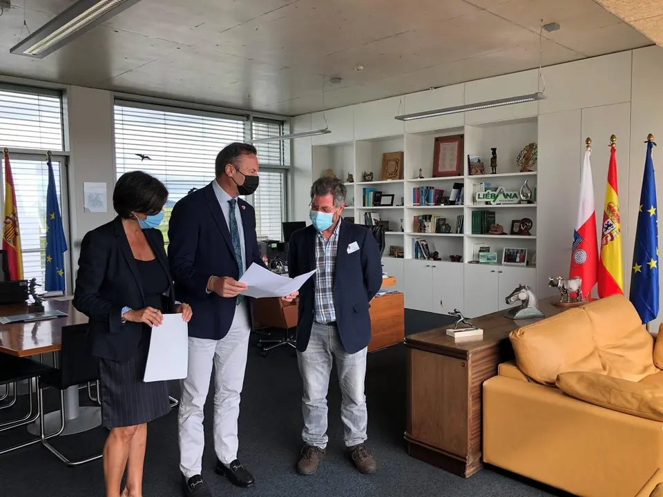 El consejero con el alcalde de Tresviso