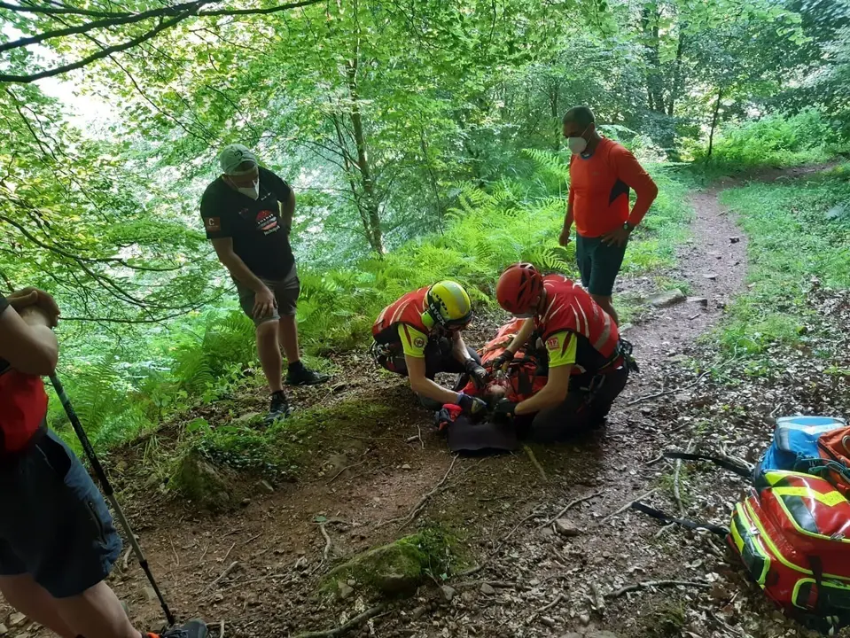 La mujer accidentada es atendida en el lugar