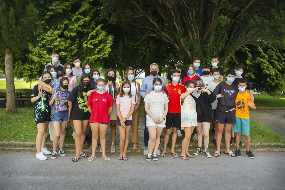 El vicepresidente y consejero de Universidades, Igualdad, Cultura y Deporte, Pablo Zuloaga, visita el albergue de Sol&oacute;rzano
