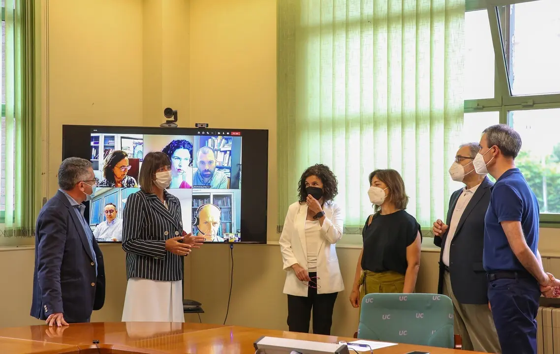 Reuni&oacute;n entre la consejera de Econom&iacute;a yr esponsables de la Universidad de Cantabria