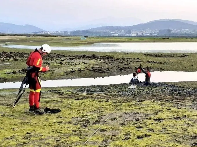 Rescate de la chica atrapada en el fango en Laredo