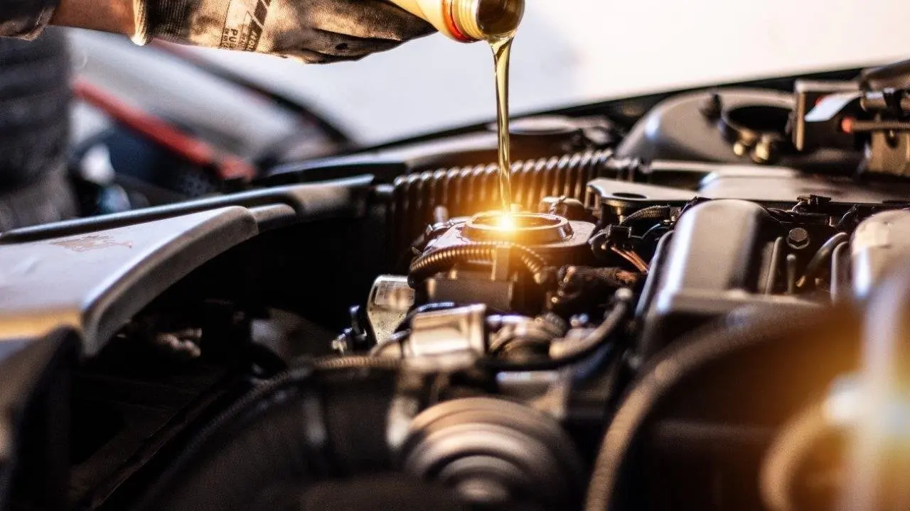 Cambio de aceite de un veh&iacute;culo en un taller