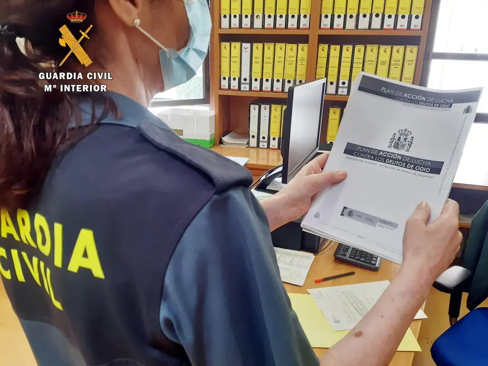 Agente de la Guardia Civil en la investigaci&oacute;n de insultos racistas