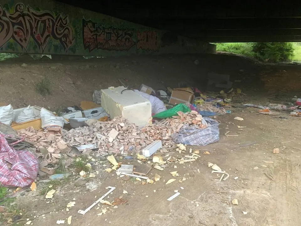 Vertedero bajo el puente de la autov&iacute;a