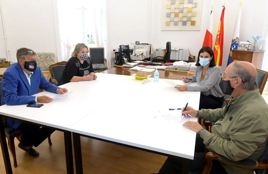 La alcaldesa de Santander, Gema Igual, y la concejala de Dinamizaci&oacute;n Social, Lorena Guti&eacute;rrez, con representantes del Centro Gallego de la ciudad