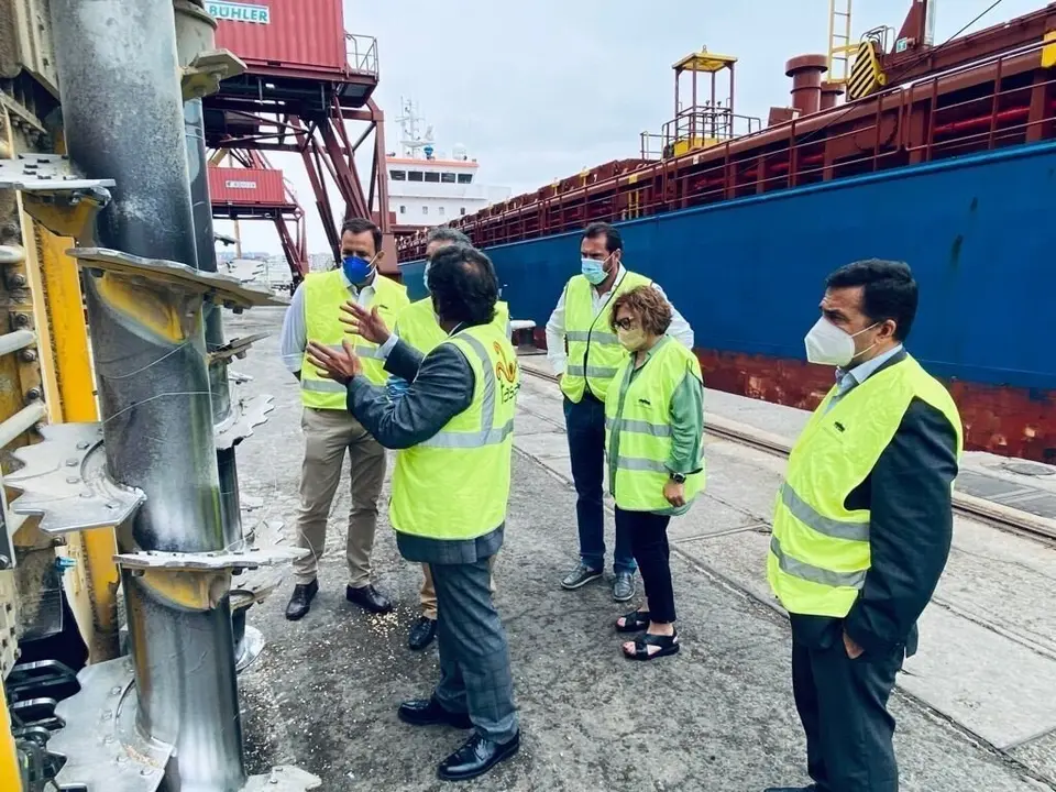 Puente y Ch&aacute;vez (C) en su visita al puerto de Santander.