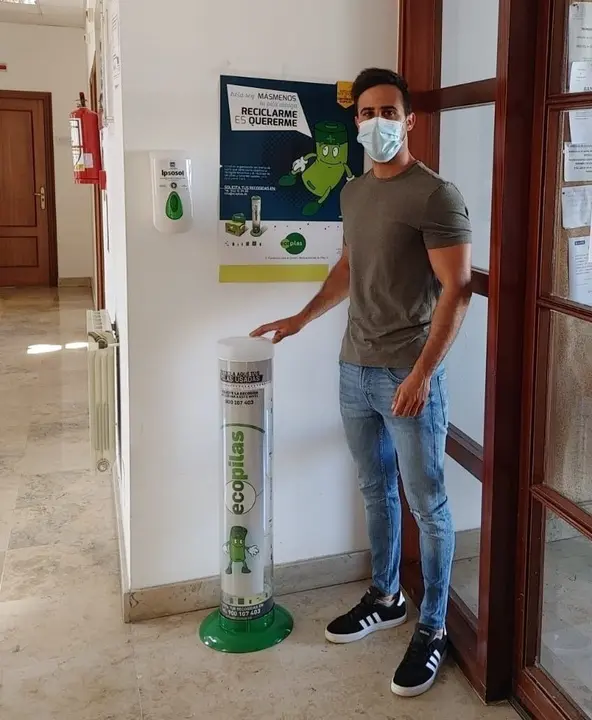 Uno de los contenedores de recogida de residuos de pilas y acumuladores port&aacute;tiles instalados en Hazas de Cesto