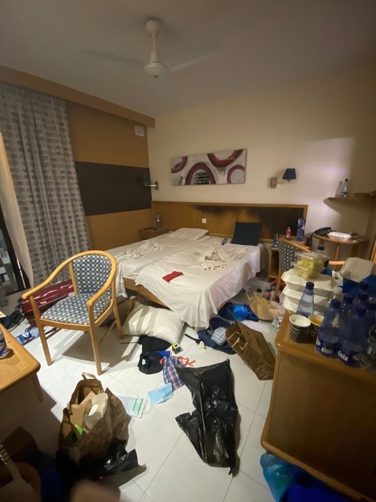 Imagen de la habitación del hotel de Marta donde se encuentra confinado un estudiante cántabro de 14 años en viaje de estudios y que dio positivo en Covid