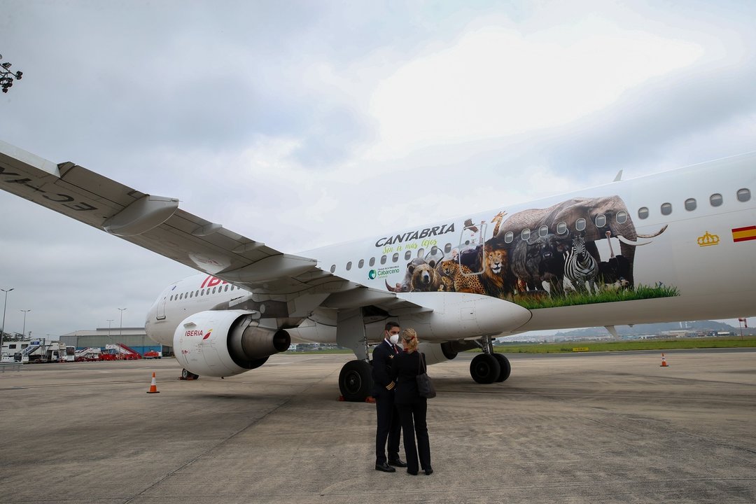 El avión de Iberia rotulado con la imagen de varios animales del Parque de Cabárceno llega al aeropuerto Seve Ballesteros de Santander.
