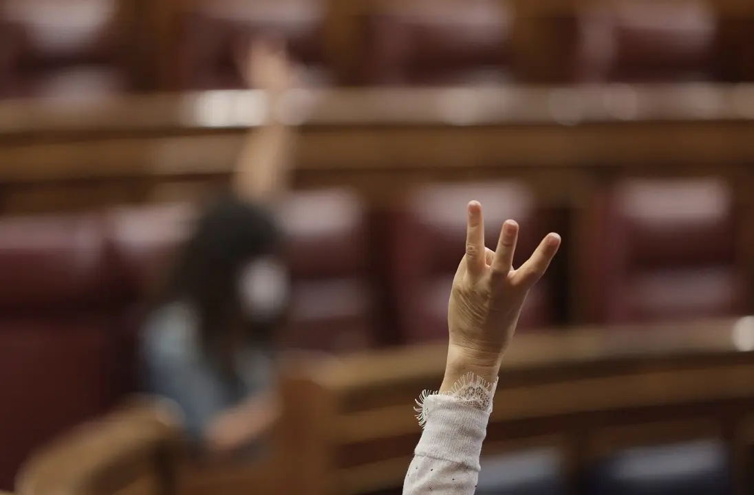 Un miembro del hemiciclo vota durante una sesi&oacute;n plenaria en el Congreso 