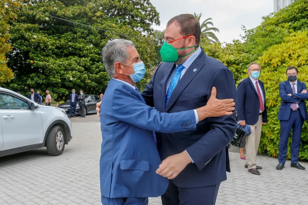 Los presidentes de Cantabria y Asturias, Miguel &Aacute;ngel Revilla (izquierda) y Adri&aacute;n Barb&oacute;n (derecha)