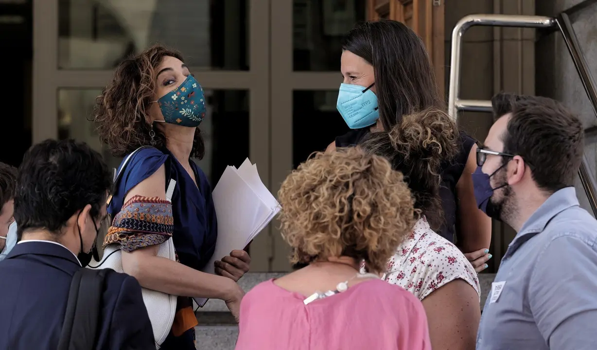 La ministra de Hacienda y Funci&oacute;n P&uacute;blica, Mar&iacute;a Jes&uacute;s Montero (i) a su salida de una sesi&oacute;n plenaria en las inmediaciones del Congreso