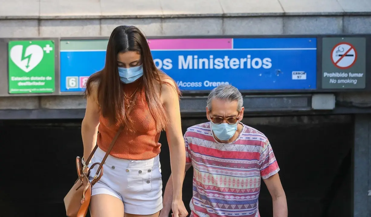 Varias personas salen del metro en las inmediaciones de Nuevos Ministerios, a 28 de junio de 2021, en Madrid, (Espa&ntilde;a).