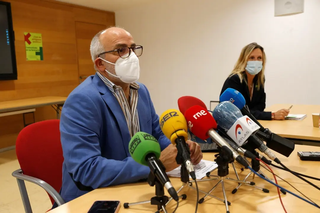 El Consejero De Sanidad, Miguel Rodr&iacute;guez, Y La Presidenta Del Colegio De Farmac&eacute;uticos De Cantabria, Rita De La Plaza