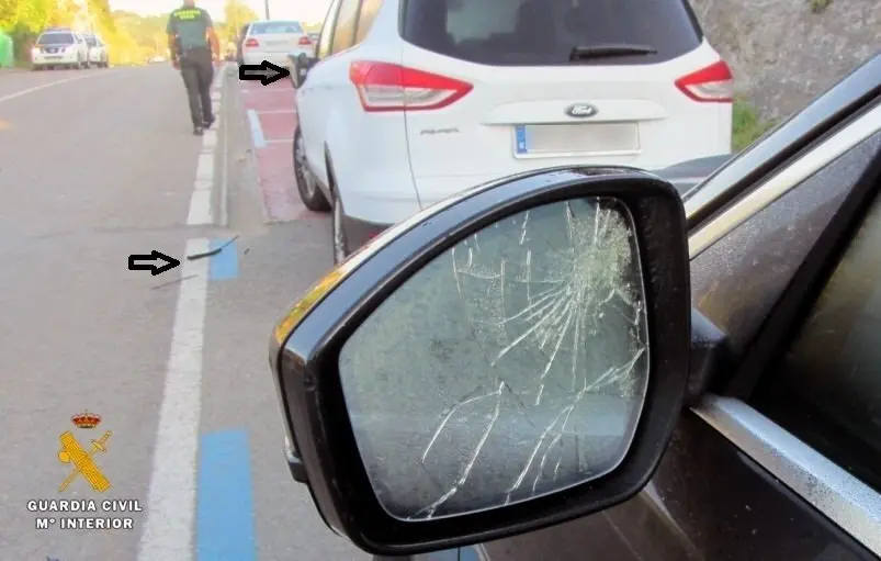 Uno de los veh&iacute;culos da&ntilde;ados en Comillas