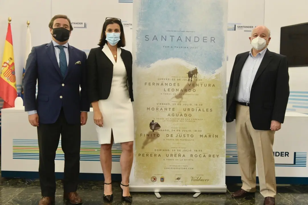 La alcaldesa de Santander, Gema Igual; el presidente del Consejo de Administraci&oacute;n de la plaza de toros, Indalecio Sobrino; y el representante de  Lances de Futuro, Jos&eacute; Mar&iacute;a Garz&oacute;n, en la presentaci&oacute;n de los eventos taurinos de la ciudad. Archivo