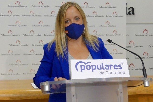 La diputada del PP Isabel Urrutia en rueda de prensa en el Parlamento