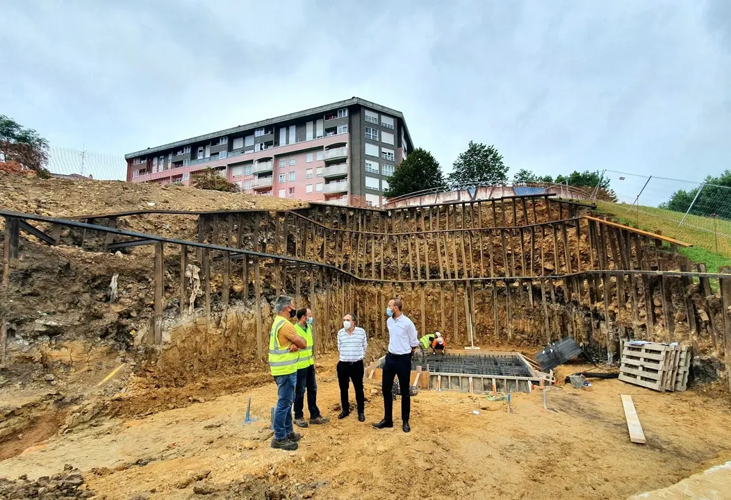 El alcalde de Torrelavega, Javier L&oacute;pez Estrada, y el concejal de Obras, Jos&eacute; Manuel Cruz Viadero, visitando las obras del alscensor de Nueva Ciudad