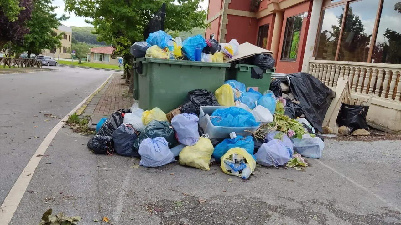 Basura en contenedores de Arnuero.
