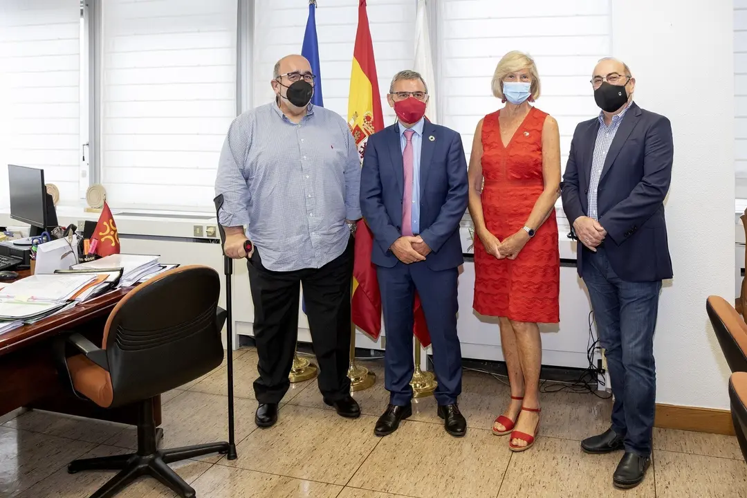 La consejera de Educaci&oacute;n y FP, Marina Lomb&oacute;, y otros miembros de su departamento, reciben al alcalde de Santa Cruz de Bezana, Alberto Garc&iacute;a