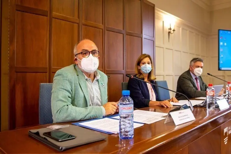 Rodr&iacute;guez, Grac&iacute;a de los Salmones y Garc&iacute;a Blanco, durante la inauguraci&oacute;n del encuentro en la UIMP.