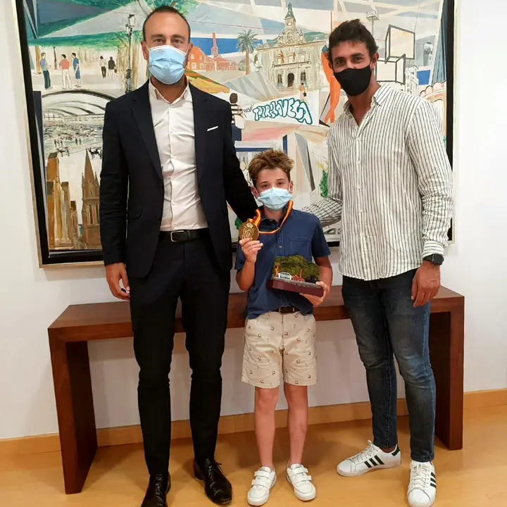 De izquierda a derecha: El alcalde de Torrelavega, Javier L&oacute;pez Estrada; el joven jinete Teo Pelayo, y el concejal de Deportes, Nacho Gonz&aacute;lez