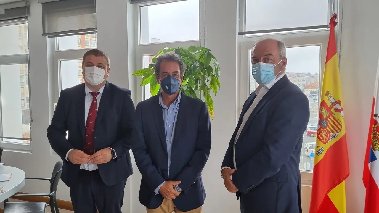 De izquierda a derecha: El director de Brittany Ferries en Santander, Roberto Castilla, el presidente de la Autoridad Portuaria de Santander Francisco Mart&iacute;n, y el CEO de Brittany Ferries, Christophe Mathieu
