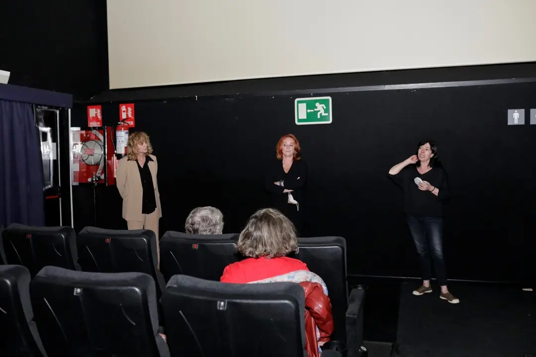 Archivo - La actriz Emma Su&aacute;rez (i) y la cineasta Gracia Querejeta dentro de una sala de cine de los Cines Renoir Plaza de Espa&ntilde;a el d&iacute;a de su reapertura despu&eacute;s del cierre durante casi tres meses, desde que se decret&oacute; el estado de alarma el pasado 14 de 