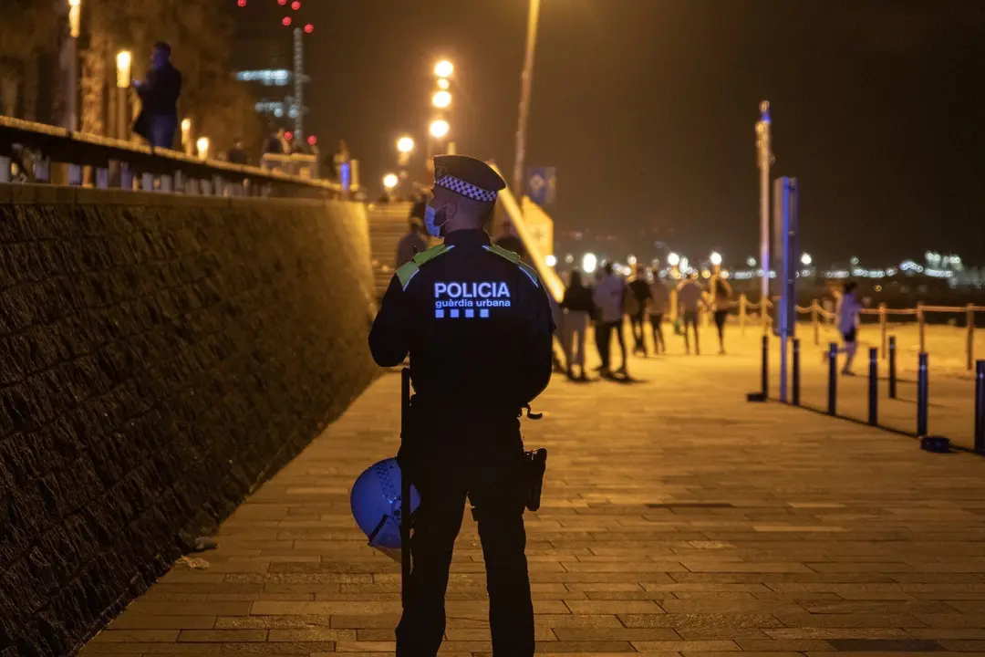 Archivo - Un agente de Polic&iacute;a vigila la playa de la Barceloneta durante el primer viernes sin toque de queda, a 14 de mayo de 2021, en Barcelona, Catalunya, (Espa&ntilde;a). Este es el primer viernes sin toque de queda donde se han vuelto a repetir las im&aacute;genes