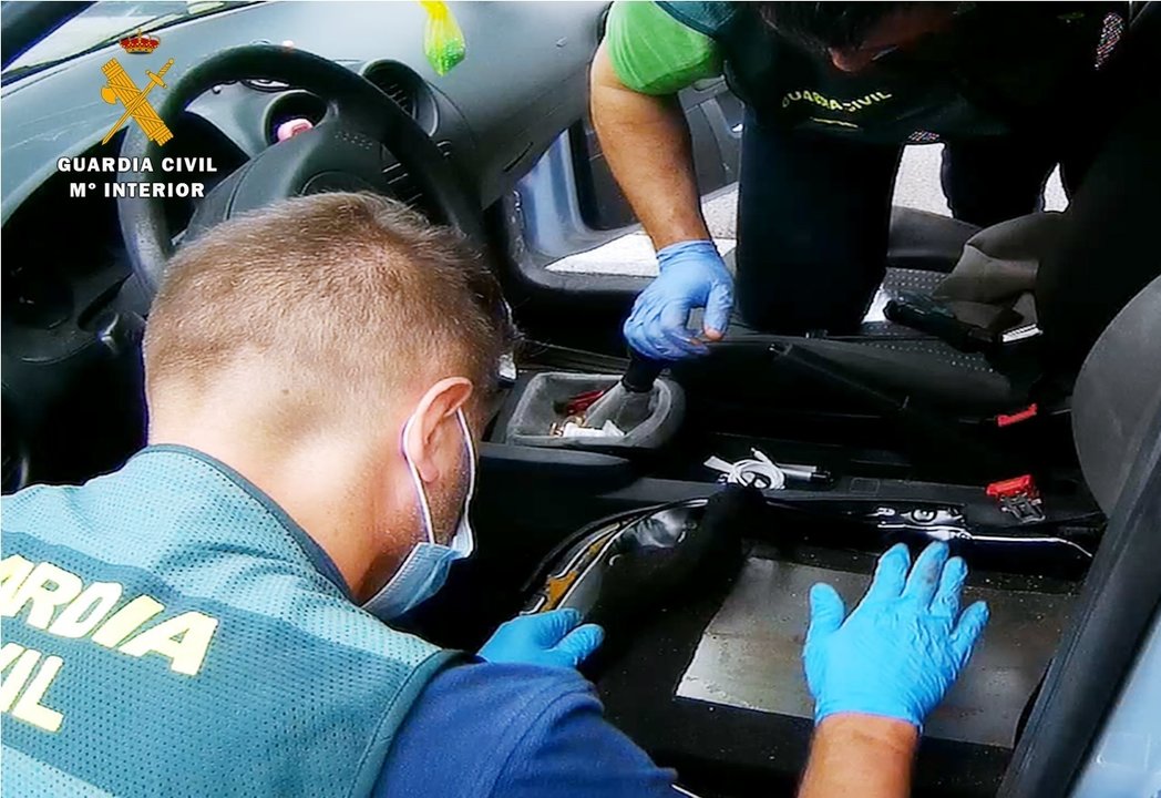 Agentes inspeccionan el doble fondo del vehículo donde ocultaban la droga